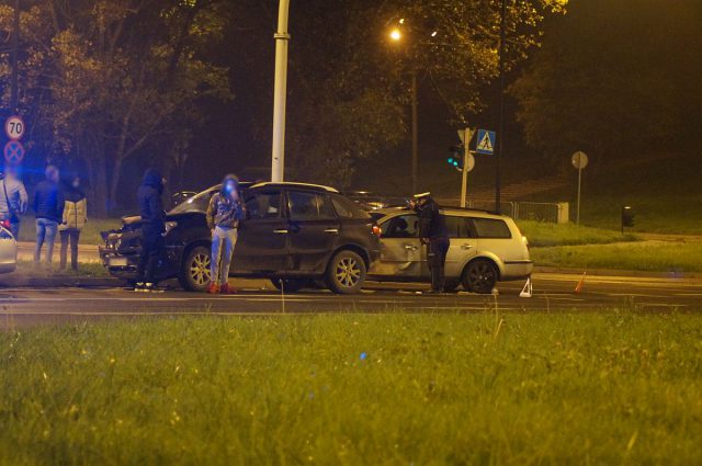 Wjechał na rondo na czerwonym świetle. Doprowadził do zderzenia pojazdów (zdjęcia)