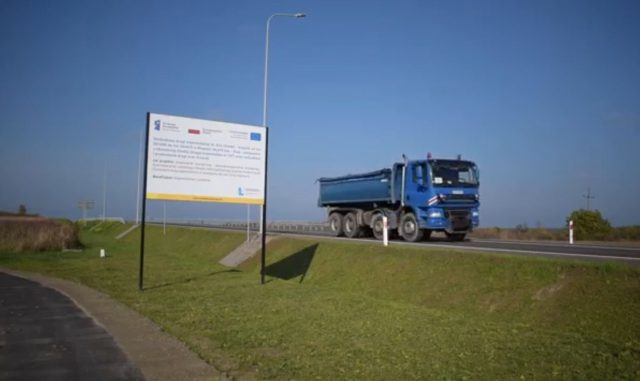 Ma tylko kilometr, jednak stanowi ważne połączenie. Nową drogę otwarto miesiąc wcześniej niż planowano (zdjęcia)