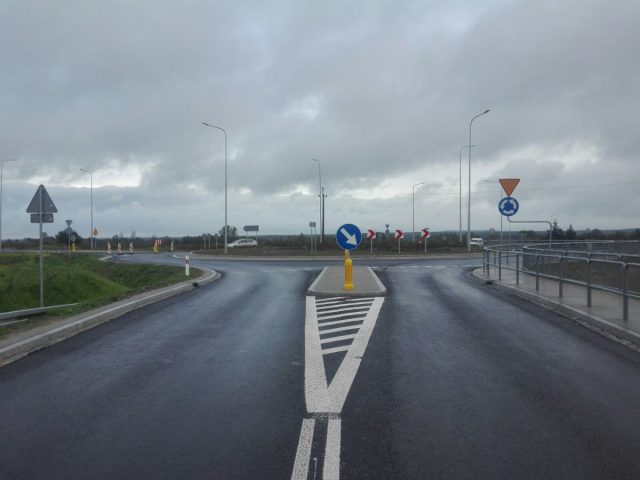 Ma tylko kilometr, jednak stanowi ważne połączenie. Nową drogę otwarto miesiąc wcześniej niż planowano (zdjęcia)