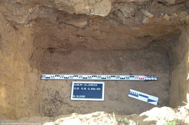 Pomiędzy grobami znaleziono szczątki ludzkie. Najprawdopodobniej to dawne mogiły więzienne (zdjęcia)