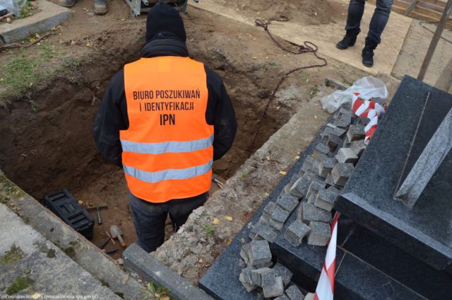 Pomiędzy grobami znaleziono szczątki ludzkie. Najprawdopodobniej to dawne mogiły więzienne (zdjęcia)