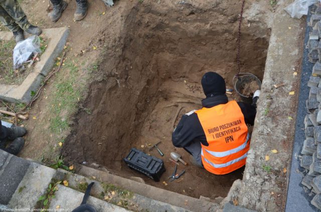 Pomiędzy grobami znaleziono szczątki ludzkie. Najprawdopodobniej to dawne mogiły więzienne (zdjęcia)