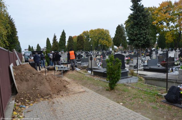 Pomiędzy grobami znaleziono szczątki ludzkie. Najprawdopodobniej to dawne mogiły więzienne (zdjęcia)