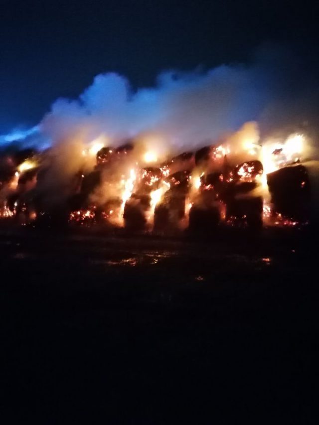 Spory pożar w Poniatowej. Płonie duża sterta słomy (zdjęcia)
