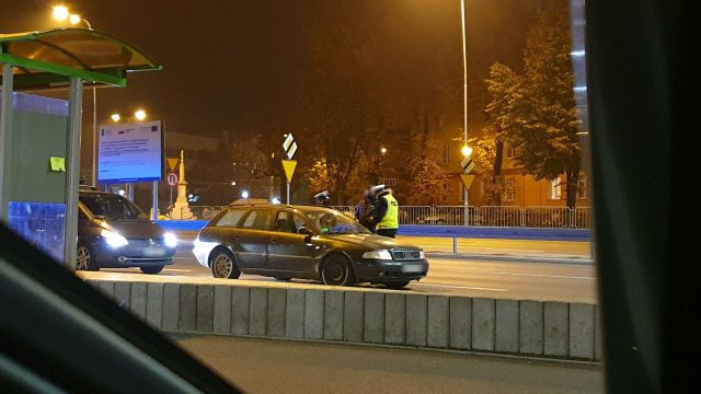 Jechał całą szerokością jezdni a nawet poboczem. Zareagował policjant po służbie (zdjęcia)