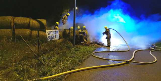 Kolejny nocny pożar sterty bel słomy. Wszystko wskazuje, że to dzieło podpalacza (zdjęcia)