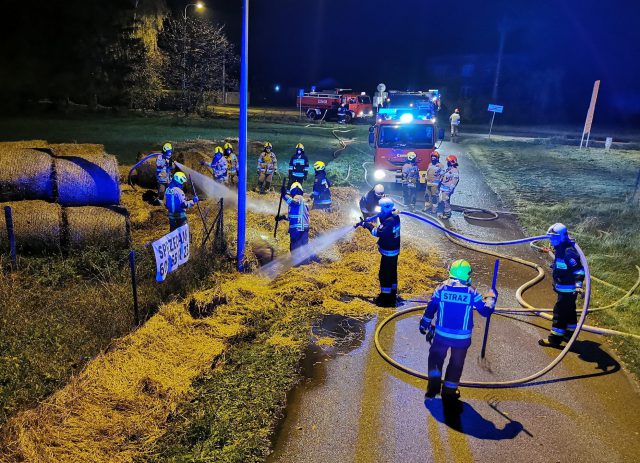 Kolejny nocny pożar sterty bel słomy. Wszystko wskazuje, że to dzieło podpalacza (zdjęcia)