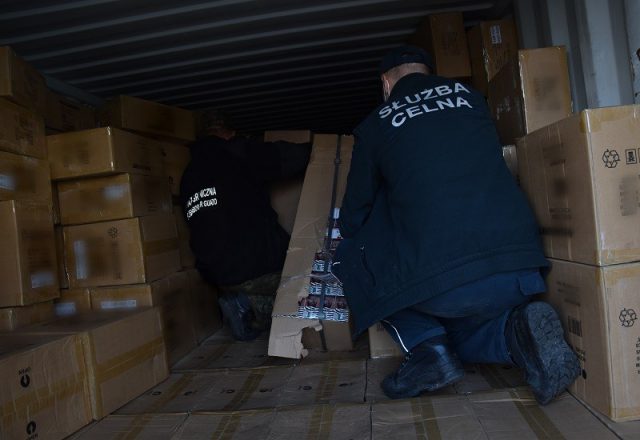 Nielegalne papierosy pomiędzy głośnikami (zdjęcia)
