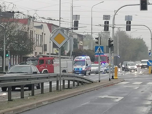 Zderzenie dwóch pojazdów w rejonie jednego ze skrzyżowań na al. Kraśnickiej (zdjęcia)
