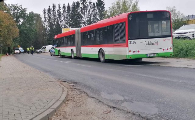 Po wypadku zablokowana ul. Sławinkowska. Autobusy kursują objazdami (zdjęcia)