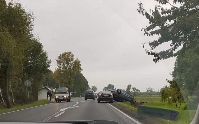 Dachowanie auta osobowego na trasie Lublin – Łęczna (zdjęcia)