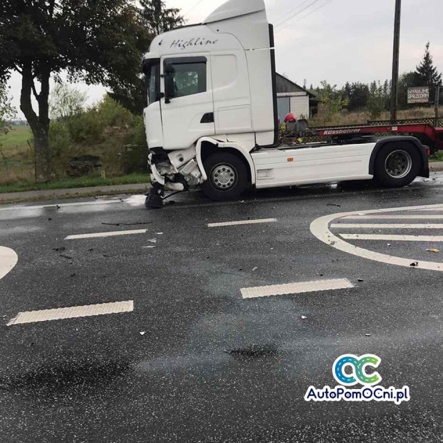 Czołowe zderzenie volkswagena z ciągnikiem siodłowym. Jedna osoba trafiła do szpitala (zdjęcia)