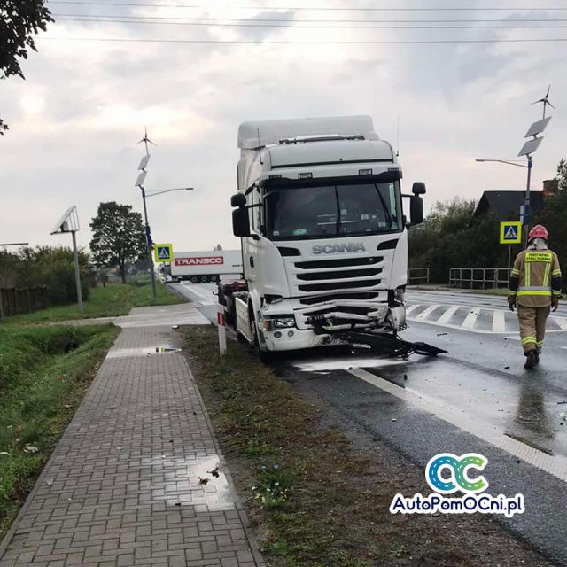 Czołowe zderzenie volkswagena z ciągnikiem siodłowym. Jedna osoba trafiła do szpitala (zdjęcia)