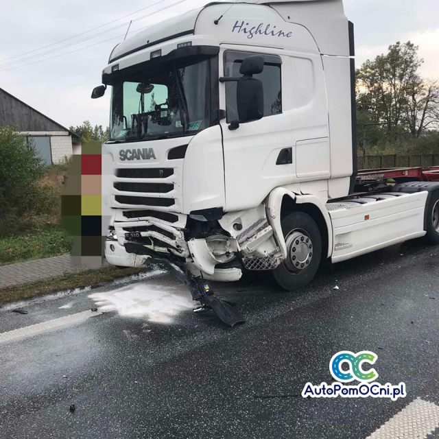 Czołowe zderzenie volkswagena z ciągnikiem siodłowym. Jedna osoba trafiła do szpitala (zdjęcia)