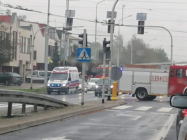 Zderzenie dwóch pojazdów w rejonie jednego ze skrzyżowań na al. Kraśnickiej (zdjęcia)