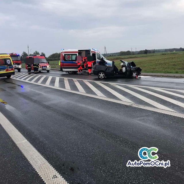 Czołowe zderzenie volkswagena z ciągnikiem siodłowym. Jedna osoba trafiła do szpitala (zdjęcia)