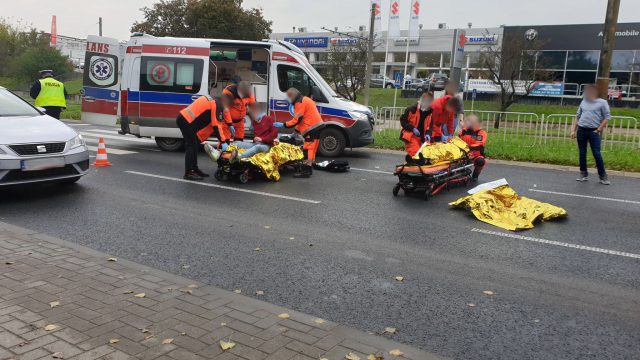 Wjechał w osoby na przejściu, dwóch młodych mężczyzn zostało rannych. Groźny wypadek w Lublinie (zdjęcia)