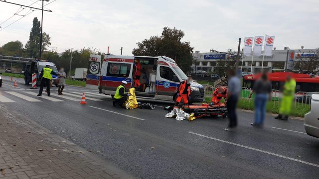 Wjechał w osoby na przejściu, dwóch młodych mężczyzn zostało rannych. Groźny wypadek w Lublinie (zdjęcia)