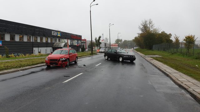 Zderzenie BMW z volvo na ul. Smoluchowskiego. Dwie osoby trafiły do szpitala (zdjęcia)