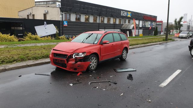 Zderzenie BMW z volvo na ul. Smoluchowskiego. Dwie osoby trafiły do szpitala (zdjęcia)