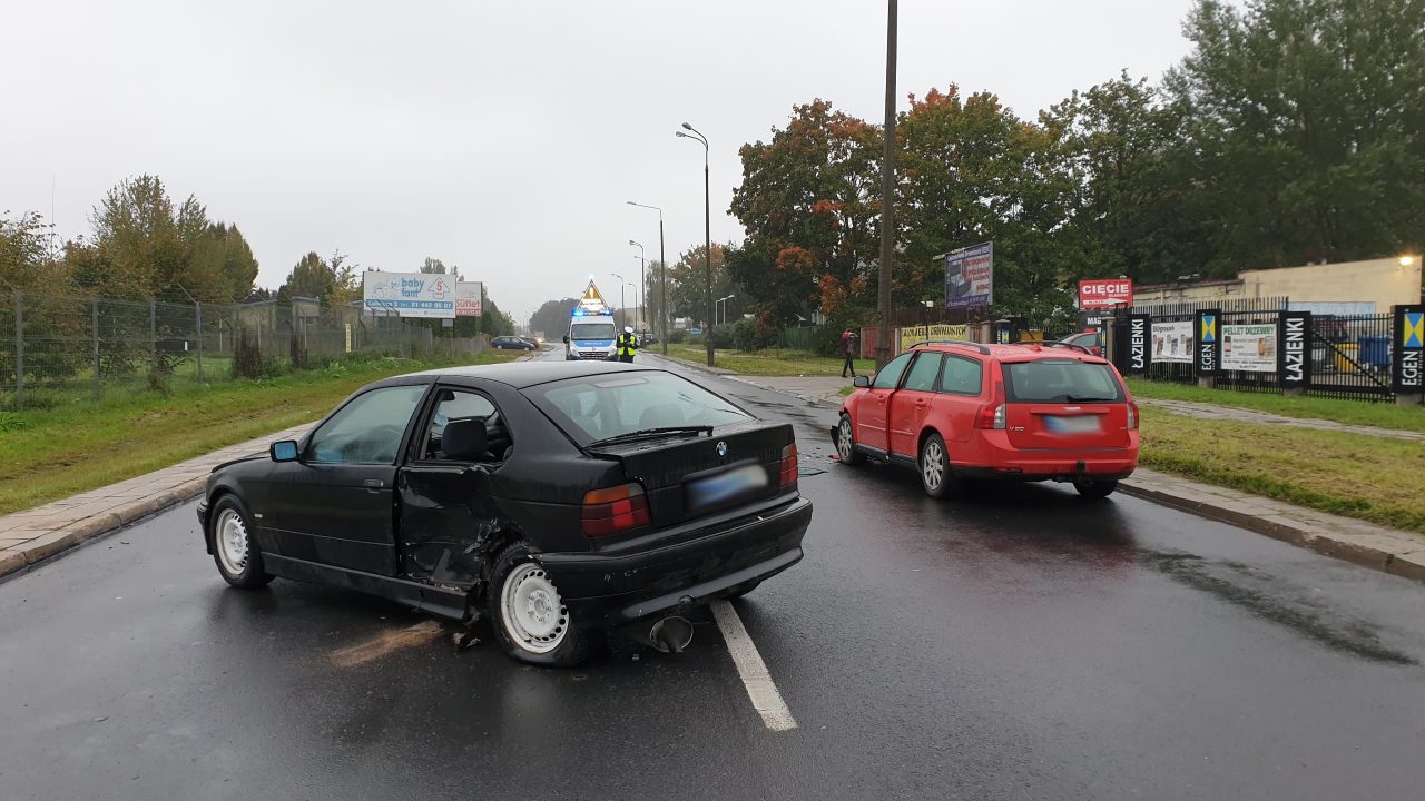 Zderzenie BMW z volvo na ul. Smoluchowskiego. Dwie osoby