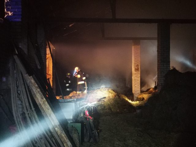 Strażacy gasili nocny pożar stodoły (zdjęcia)