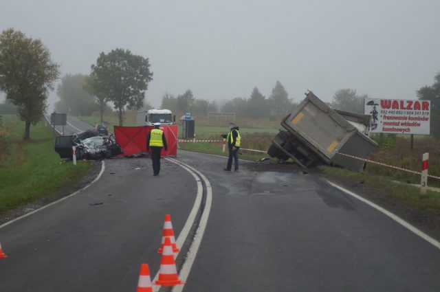 Tragiczny wypadek na trasie Lublin – Łęczna. Jedna osoba nie żyje po zderzeniu ciężarówki z osobówką (zdjęcia)