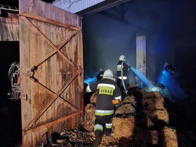 Strażacy gasili nocny pożar stodoły (zdjęcia)