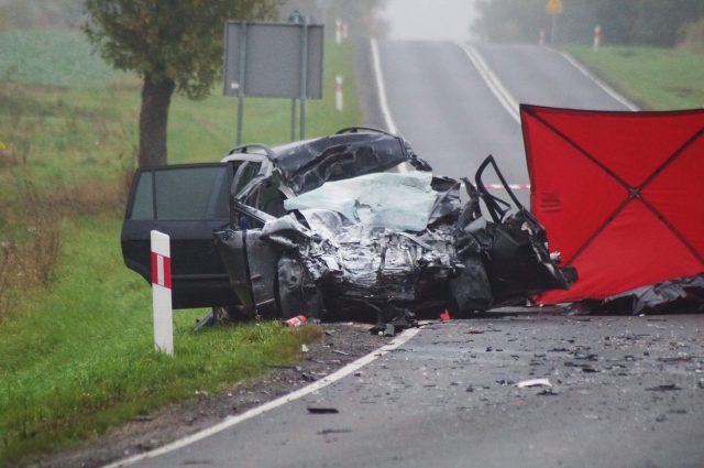 Tragiczny wypadek na trasie Lublin – Łęczna. Jedna osoba nie żyje po zderzeniu ciężarówki z osobówką (zdjęcia)