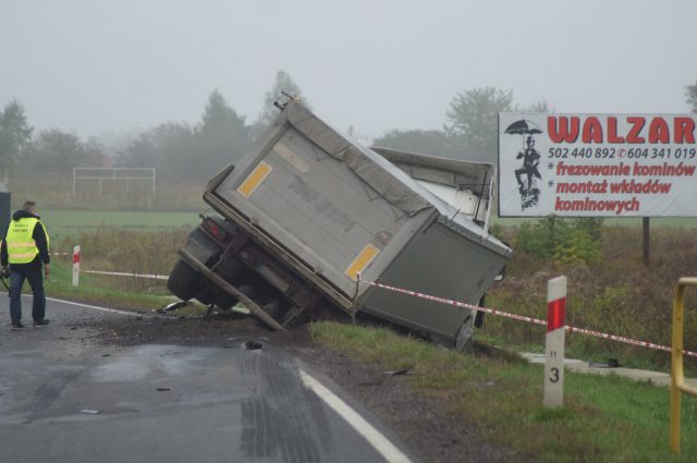 Tragiczny wypadek na trasie Lublin – Łęczna. Jedna osoba nie żyje po zderzeniu ciężarówki z osobówką (zdjęcia)