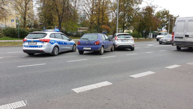 Zderzenie dwóch fordów na skrzyżowaniu w Lublinie. Są utrudnienia w ruchu (zdjęcia)