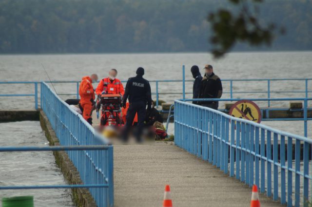 Kobieta wpadła do wody. Akcja ratunkowa nad Zalewem Zemborzyckim (zdjęcia)