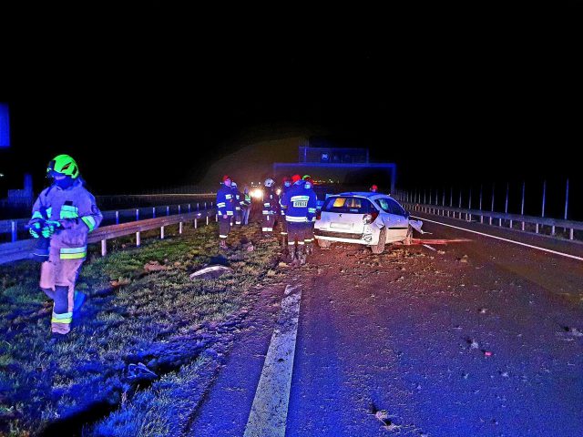 Nocne zderzenie dwóch pojazdów na drodze S12 (zdjęcia)
