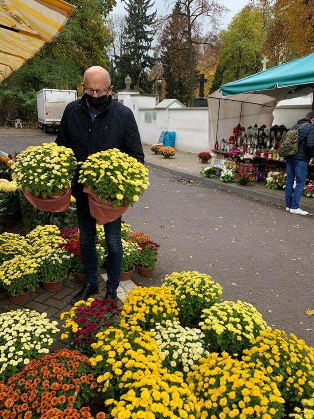 Prezydent Lublina kupił chryzantemy przy ul. Lipowej. „Chcę w ten sposób pomóc lokalnym producentom kwiatów i handlowcom” (zdjęcia)