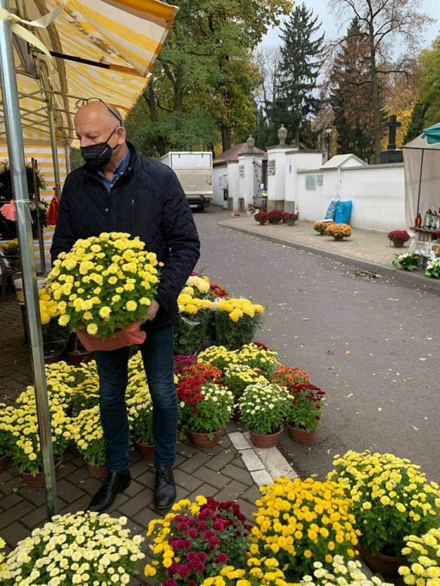 Prezydent Lublina kupił chryzantemy przy ul. Lipowej. „Chcę w ten sposób pomóc lokalnym producentom kwiatów i handlowcom” (zdjęcia)