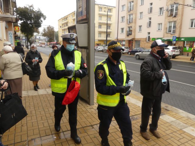 Pracownicy Nadzoru Ruchu lubelskiego MPK i strażnicy miejscy ponownie rozdają maseczki pasażerom komunikacji miejskiej (zdjęcia)