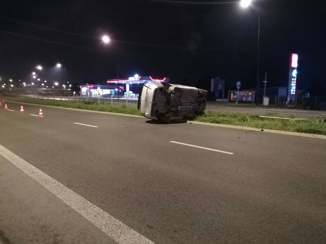 Opel uderzył w bariery, przewrócił się na bok. Kierowca uciekł pieszo (zdjęcia)