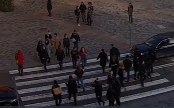 Rozpoczął się protest w Lublinie w ramach Strajku Kobiet. Uczestnicy chodzą po przejściach, blokują ruch pojazdów (wideo, zdjęcia)