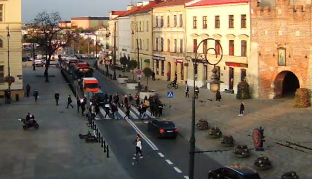 Rozpoczął się protest w Lublinie w ramach Strajku Kobiet. Uczestnicy chodzą po przejściach, blokują ruch pojazdów (wideo, zdjęcia)