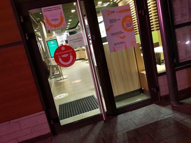 Zakażenia koronawirusem w restauracji McDonald’s. Ogłoszono „Przerwę techniczną” (zdjęcia)