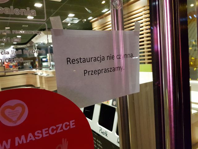 Zakażenia koronawirusem w restauracji McDonald’s. Ogłoszono „Przerwę techniczną” (zdjęcia)