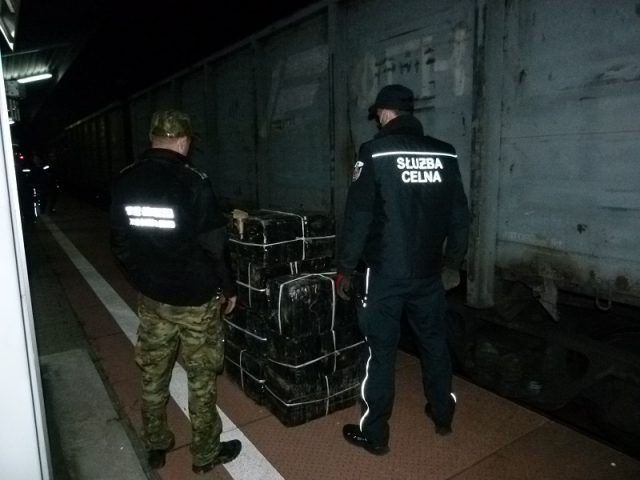 W trakcie czterech kontroli pociągów zabezpieczono nielegalne papierosy o wartości ponad pół miliona złotych (zdjęcia)