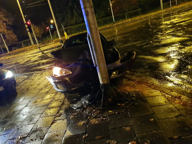 Peugeot zjechał z drogi i uderzył w słup (zdjęcia)