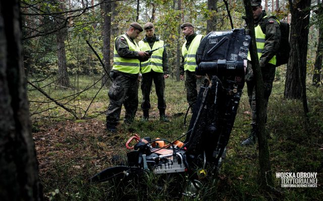 Służby ratunkowe i żołnierze szukali pilota oraz rozbitego myśliwca (zdjęcia)