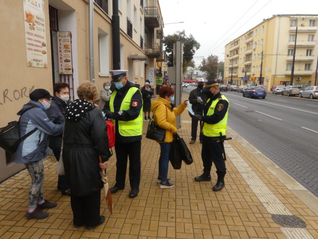 Pracownicy Nadzoru Ruchu lubelskiego MPK i strażnicy miejscy ponownie rozdają maseczki pasażerom komunikacji miejskiej (zdjęcia)