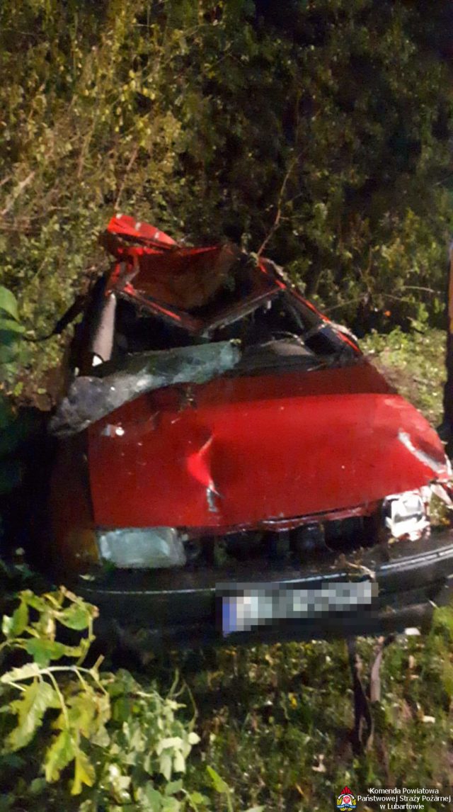 Poważny wypadek drogowy w Lubartowie. Nieprzytomny kierowca miał głowę zanurzoną w wodzie (zdjęcia)