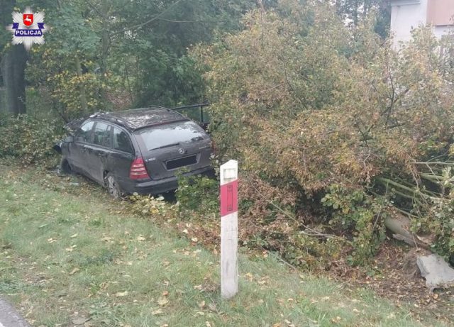 Na łuku drogi straciła panowanie nad mercedesem, pojazd uderzył w ogrodzenie i drzewo (zdjęcia)