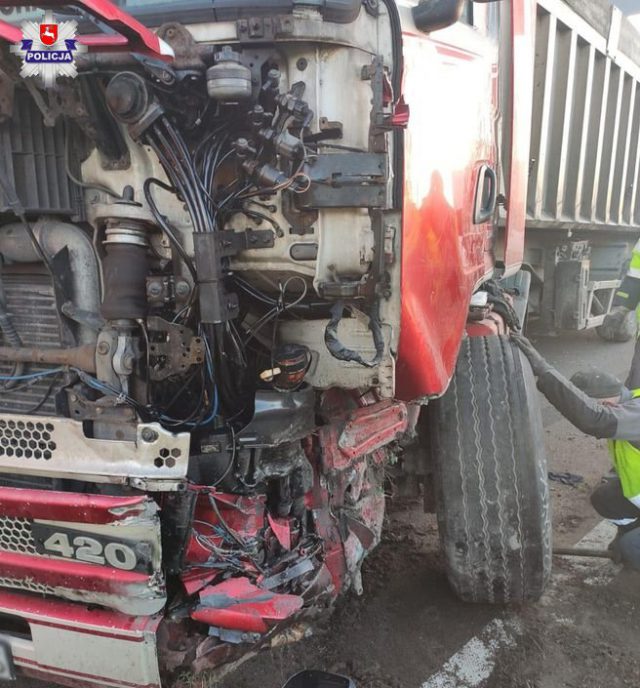 W ciężarówce pękła opona, pojazd uderzył w barierę. Uszkodzeniu uległa szyba w drugiej ciężarówce (zdjęcia)