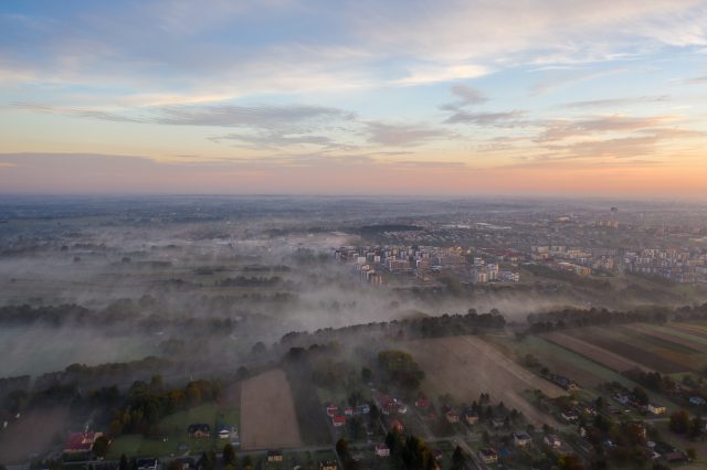 Poranna mgła w rejonie Lublina. Zobacz zdjęcia i wideo z drona (wideo)