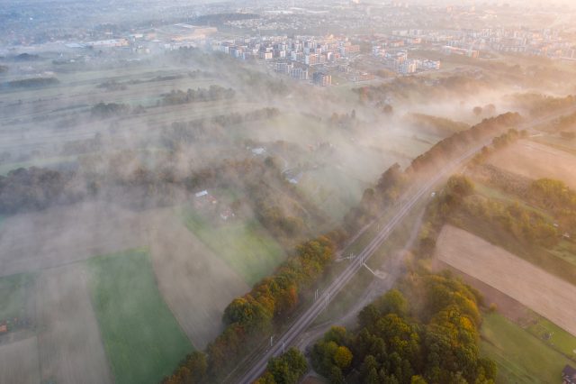 Poranna mgła w rejonie Lublina. Zobacz zdjęcia i wideo z drona (wideo)